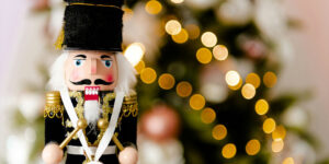 Kerst met de Notenkraker. Notenkraker pop in kerstboom met lichtjes. Kerstconcert 2024 Rotterdam en Den Haag, familie-uitje tijdens de feestdagen en kerstvakantie.